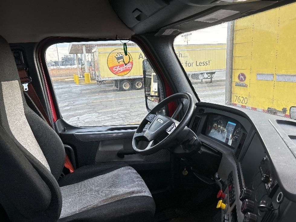 Day Cab Tractor-Heavy Duty Tractors-Freightliner-2019-T12664ST-Cranbury-NJ-414,439\n\t\tmiles-$ 42,250 - Image 14