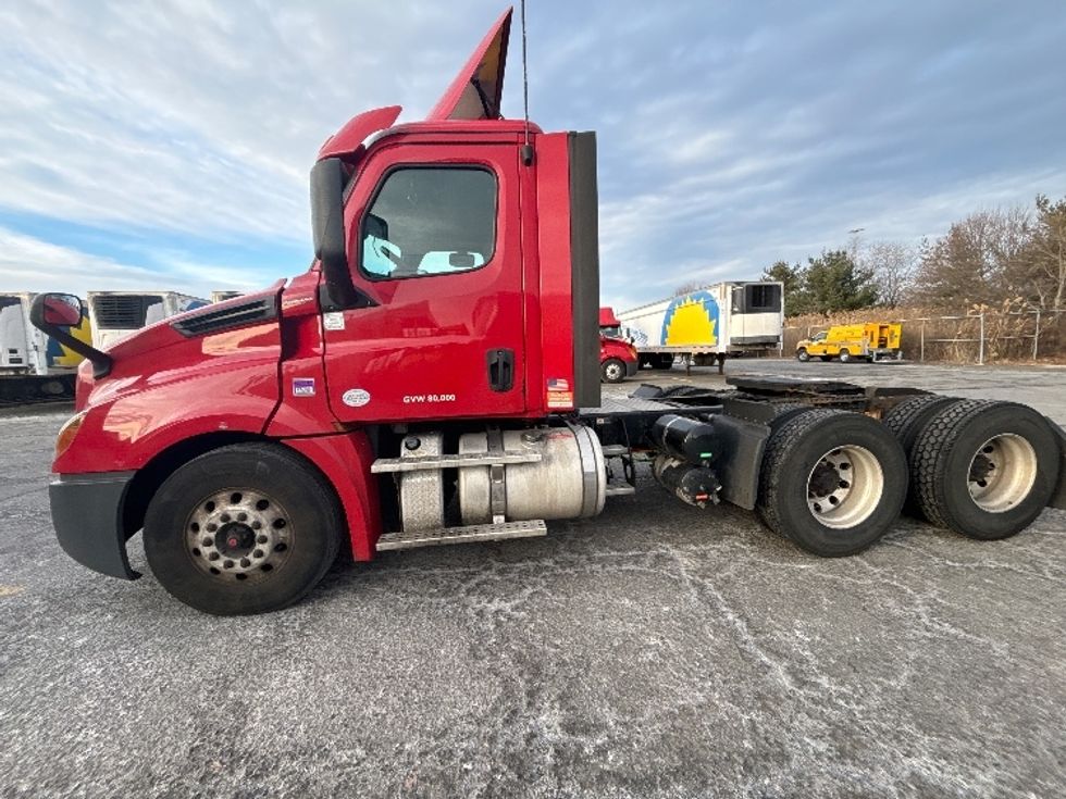 Day Cab Tractor-Heavy Duty Tractors-Freightliner-2019-T12664ST-Cranbury-NJ-414,439\n\t\tmiles-$ 42,250 - Image 4