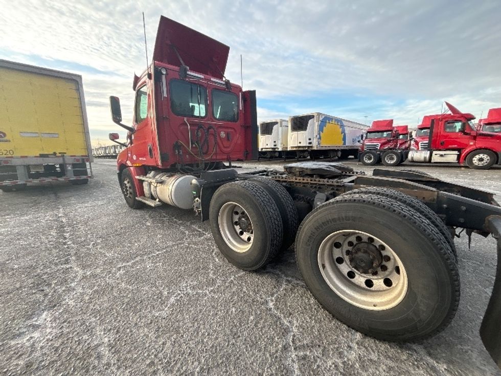 Day Cab Tractor-Heavy Duty Tractors-Freightliner-2019-T12664ST-Cranbury-NJ-414,439\n\t\tmiles-$ 42,250 - Image 5