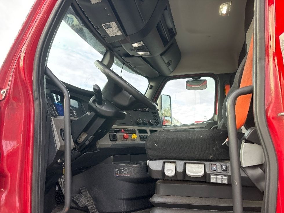 Day Cab Tractor-Heavy Duty Tractors-Freightliner-2019-T12664ST-Cranbury-NJ-414,439\n\t\tmiles-$ 42,250 - Image 9