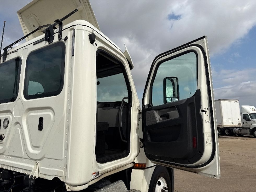 Day Cab Tractor-Heavy Duty Tractors-Freightliner-2019-T12664ST-Dallas-TX-259,799\n\t\tmiles-$ 54,500 - Image 11