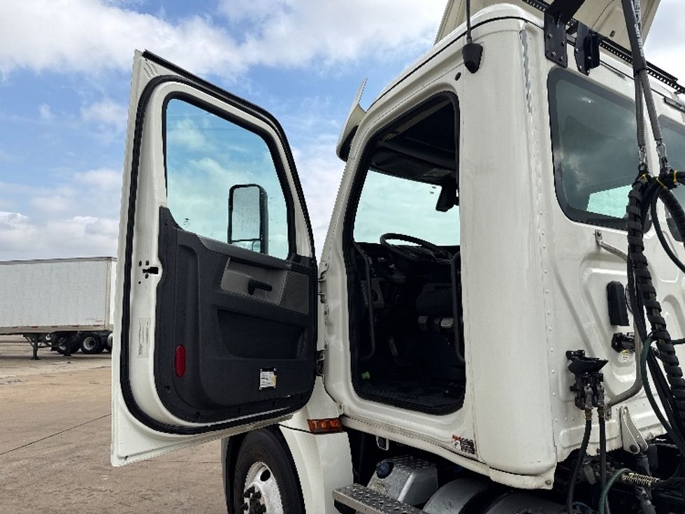 Day Cab Tractor-Heavy Duty Tractors-Freightliner-2019-T12664ST-Dallas-TX-259,799\n\t\tmiles-$ 54,500 - Image 8