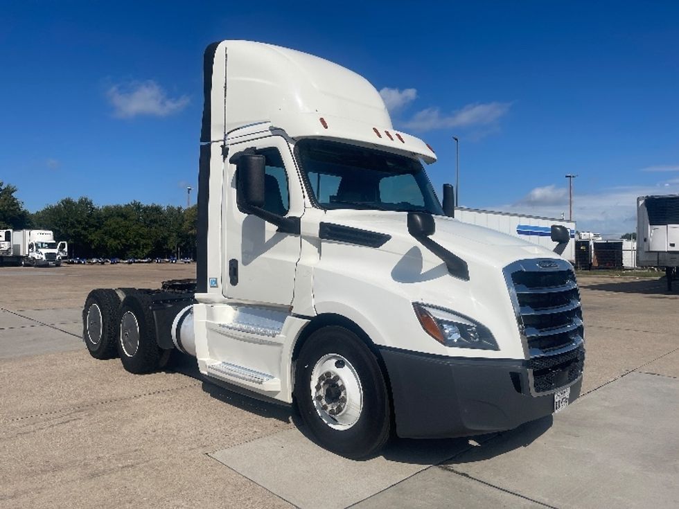 Day Cab Tractor-Heavy Duty Tractors-Freightliner-2019-T12664ST-Dallas-TX-312,783\n\t\tmiles-$ 52,000 - Image 1