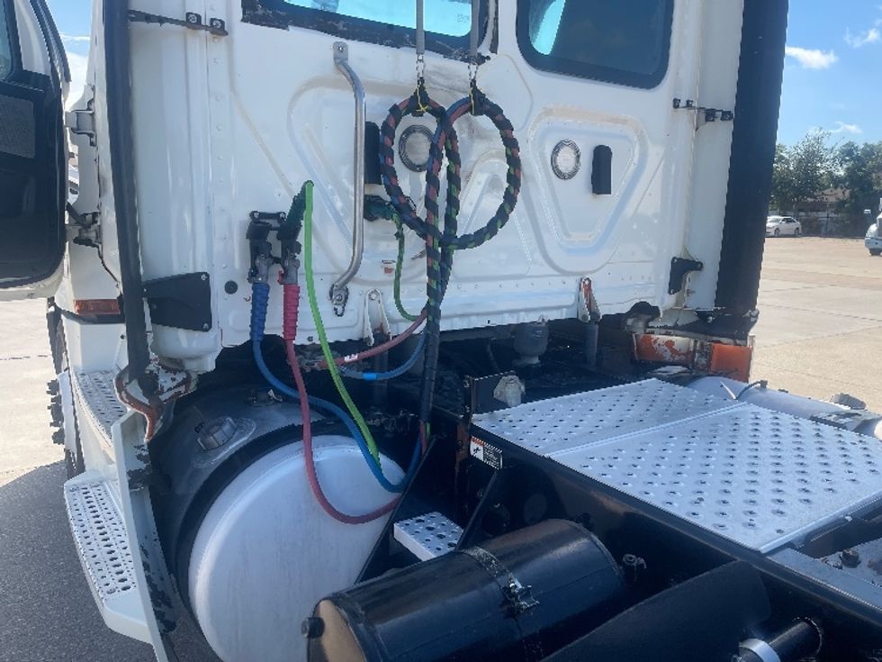 Day Cab Tractor-Heavy Duty Tractors-Freightliner-2019-T12664ST-Dallas-TX-312,783\n\t\tmiles-$ 52,000 - Image 16