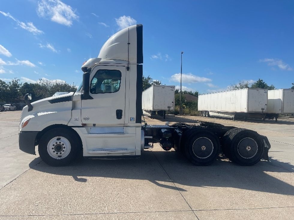 Day Cab Tractor-Heavy Duty Tractors-Freightliner-2019-T12664ST-Dallas-TX-312,783\n\t\tmiles-$ 52,000 - Image 4