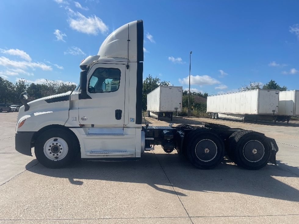 Day Cab Tractor-Heavy Duty Tractors-Freightliner-2019-T12664ST-Dallas-TX-312,783\n\t\tmiles-$ 52,000 - Image 8