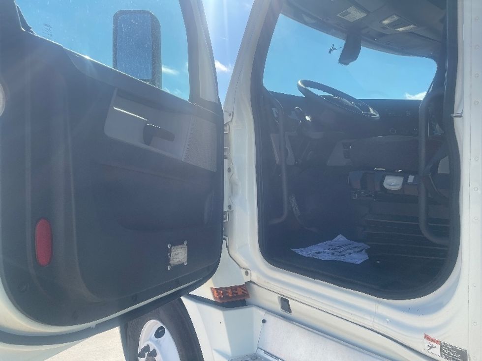 Day Cab Tractor-Heavy Duty Tractors-Freightliner-2019-T12664ST-Dallas-TX-312,783\n\t\tmiles-$ 52,000 - Image 9