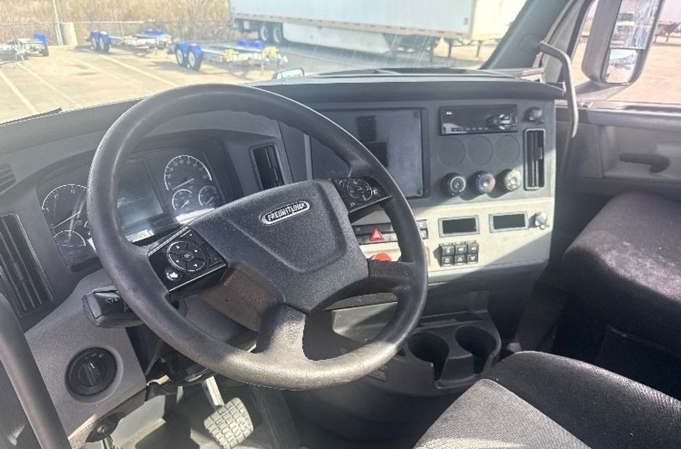 Day Cab Tractor-Heavy Duty Tractors-Freightliner-2019-T12664ST-Dallas-TX-528,078\n\t\tmiles-$ 38,500 - Image 10