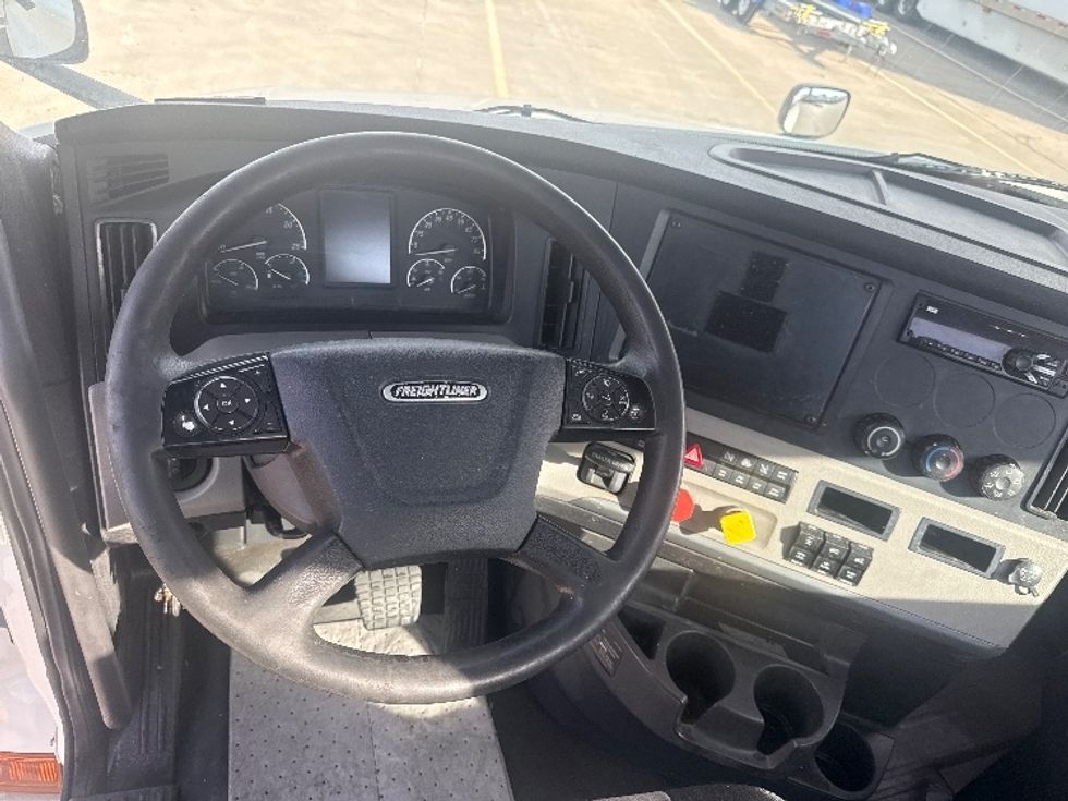 Day Cab Tractor-Heavy Duty Tractors-Freightliner-2019-T12664ST-Dallas-TX-528,078\n\t\tmiles-$ 38,500 - Image 11