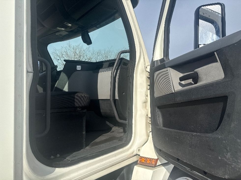 Day Cab Tractor-Heavy Duty Tractors-Freightliner-2019-T12664ST-Dallas-TX-528,078\n\t\tmiles-$ 38,500 - Image 12