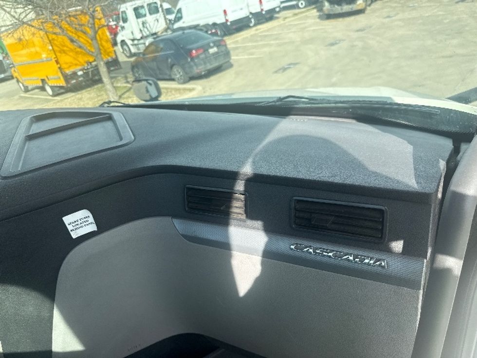 Day Cab Tractor-Heavy Duty Tractors-Freightliner-2019-T12664ST-Dallas-TX-528,078\n\t\tmiles-$ 38,500 - Image 13