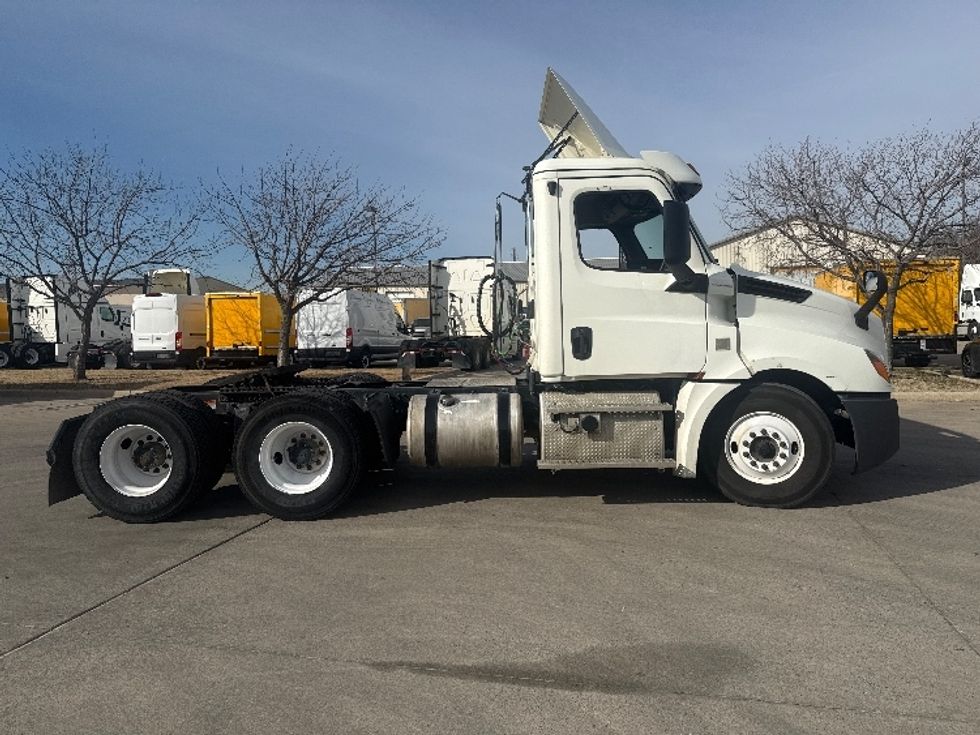 Day Cab Tractor-Heavy Duty Tractors-Freightliner-2019-T12664ST-Dallas-TX-528,078\n\t\tmiles-$ 38,500 - Image 8