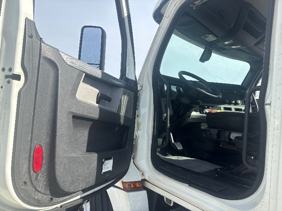 Day Cab Tractor-Heavy Duty Tractors-Freightliner-2019-T12664ST-Dallas-TX-528,078\n\t\tmiles-$ 38,500 - Image 9