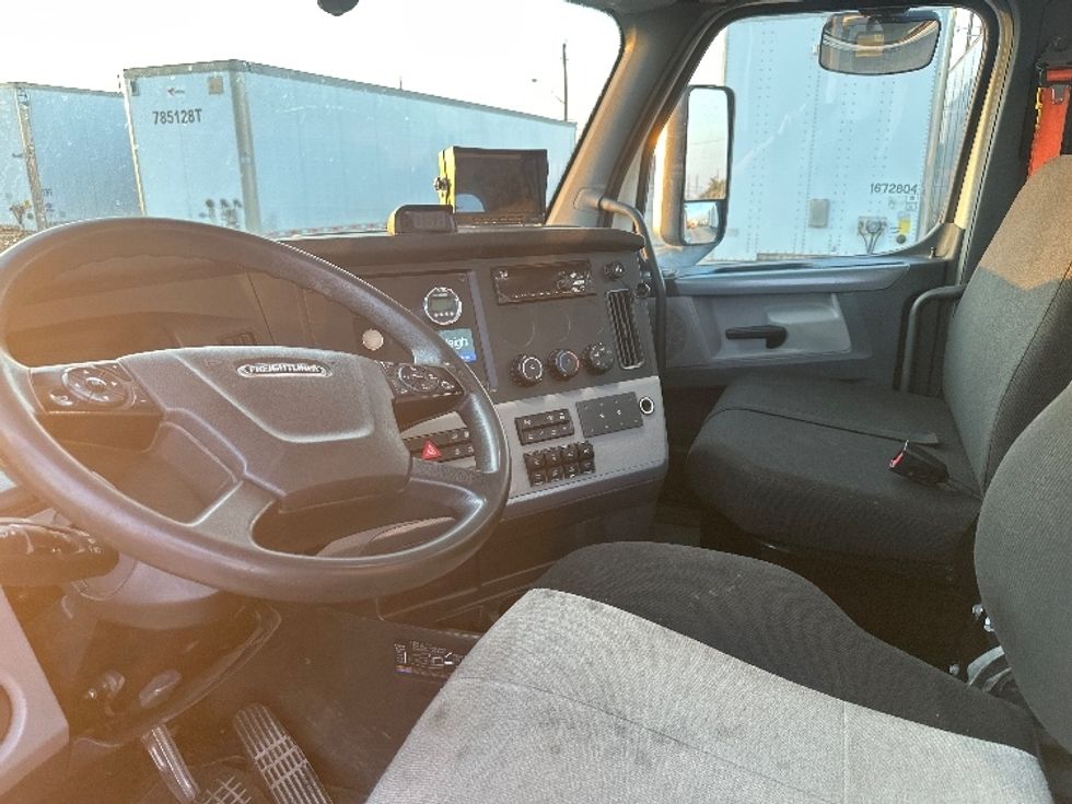 Day Cab Tractor-Heavy Duty Tractors-Freightliner-2019-T12664ST-Dallas-TX-65,173\n\t\tmiles-$ 66,000 - Image 10