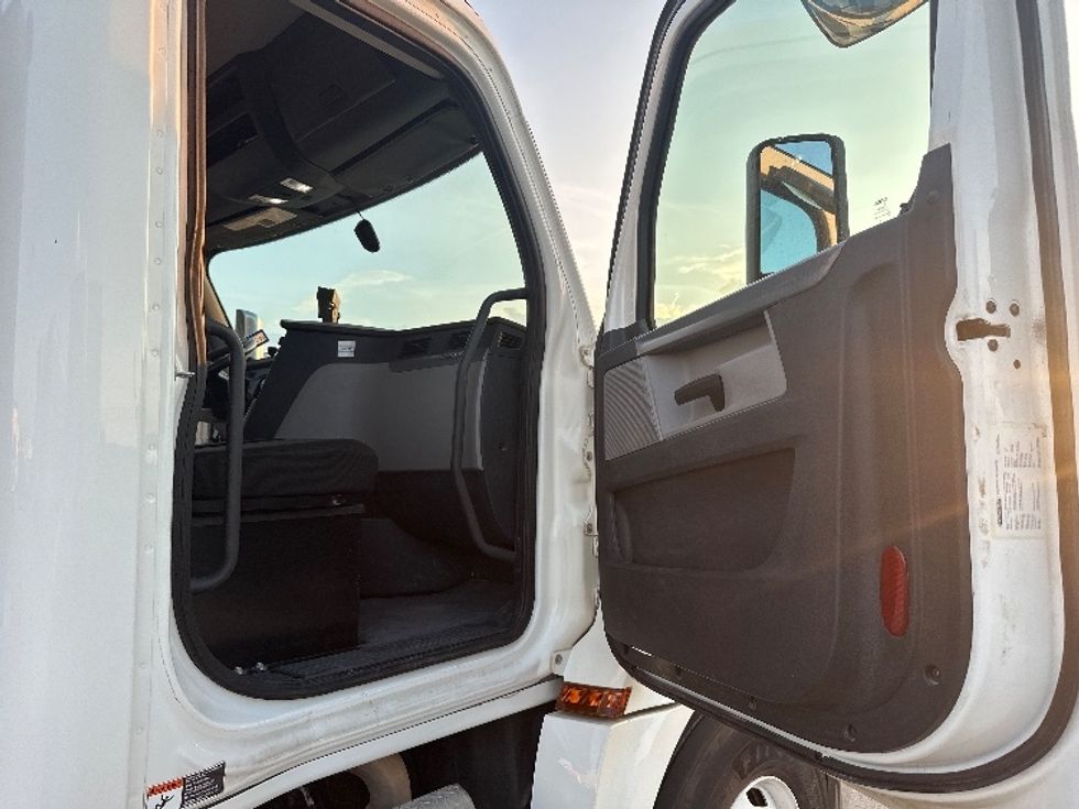 Day Cab Tractor-Heavy Duty Tractors-Freightliner-2019-T12664ST-Dallas-TX-65,173\n\t\tmiles-$ 66,000 - Image 12