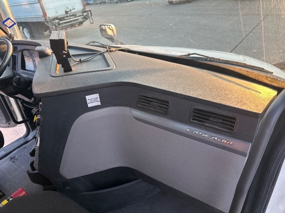 Day Cab Tractor-Heavy Duty Tractors-Freightliner-2019-T12664ST-Dallas-TX-65,173\n\t\tmiles-$ 66,000 - Image 13
