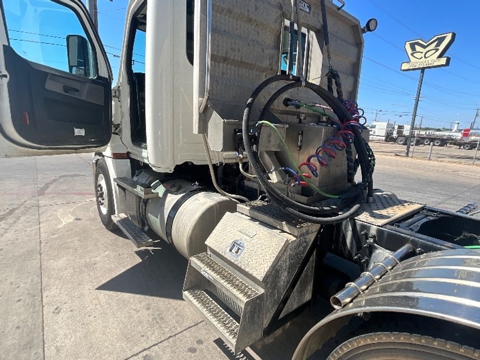 Day Cab Tractor-Heavy Duty Tractors-Freightliner-2019-T12664ST-Dallas-TX-65,173\n\t\tmiles-$ 66,000 - Image 18