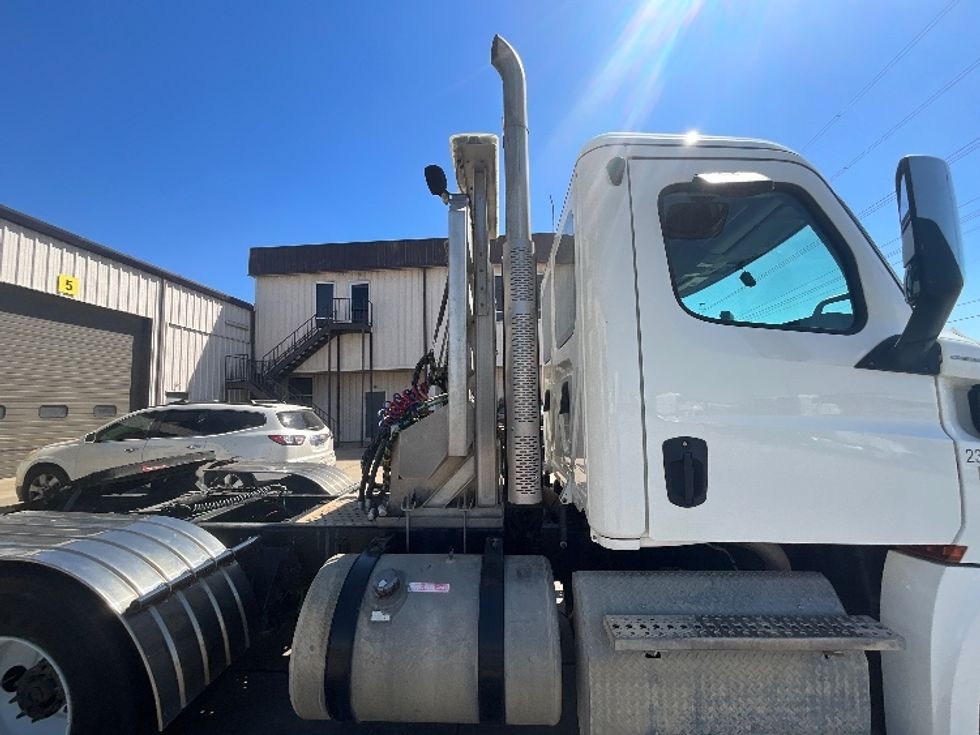 Day Cab Tractor-Heavy Duty Tractors-Freightliner-2019-T12664ST-Dallas-TX-65,173\n\t\tmiles-$ 66,000 - Image 19