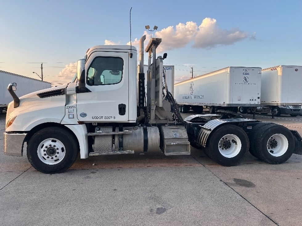 Day Cab Tractor-Heavy Duty Tractors-Freightliner-2019-T12664ST-Dallas-TX-65,173\n\t\tmiles-$ 66,000 - Image 4