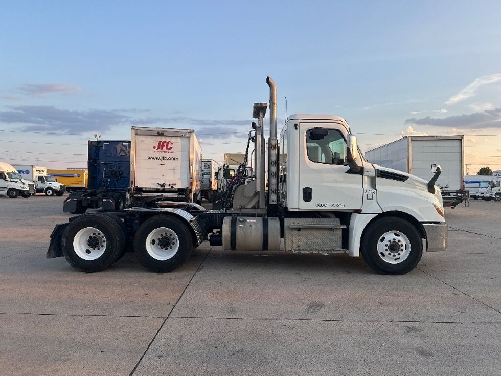 Day Cab Tractor-Heavy Duty Tractors-Freightliner-2019-T12664ST-Dallas-TX-65,173\n\t\tmiles-$ 66,000 - Image 8