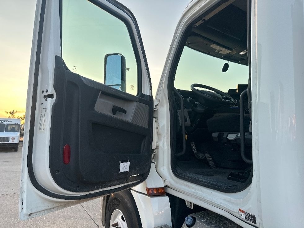 Day Cab Tractor-Heavy Duty Tractors-Freightliner-2019-T12664ST-Dallas-TX-65,173\n\t\tmiles-$ 66,000 - Image 9