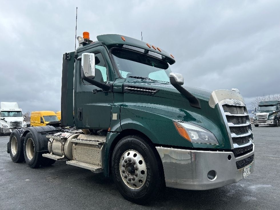 Day Cab Tractor-Heavy Duty Tractors-Freightliner-2019-T12664ST-Dartmouth-NS-386,750\n\t\tkm-$ 61,500 - Image 1
