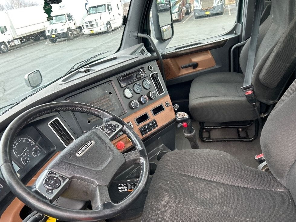 Day Cab Tractor-Heavy Duty Tractors-Freightliner-2019-T12664ST-Dartmouth-NS-386,750\n\t\tkm-$ 61,500 - Image 10
