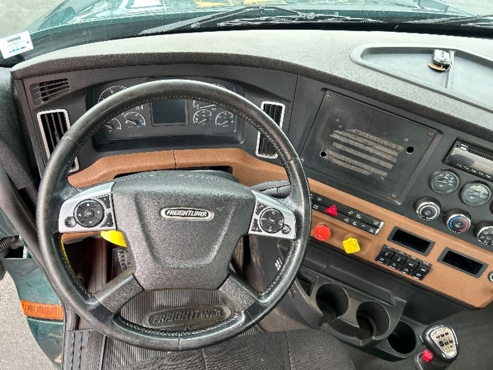 Day Cab Tractor-Heavy Duty Tractors-Freightliner-2019-T12664ST-Dartmouth-NS-386,750\n\t\tkm-$ 61,500 - Image 11