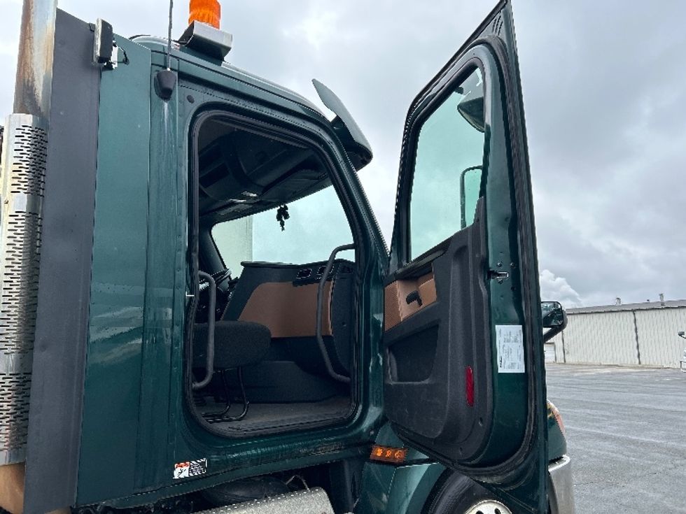 Day Cab Tractor-Heavy Duty Tractors-Freightliner-2019-T12664ST-Dartmouth-NS-386,750\n\t\tkm-$ 61,500 - Image 12