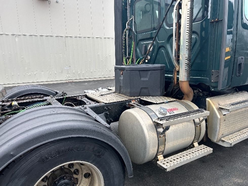 Day Cab Tractor-Heavy Duty Tractors-Freightliner-2019-T12664ST-Dartmouth-NS-386,750\n\t\tkm-$ 61,500 - Image 18