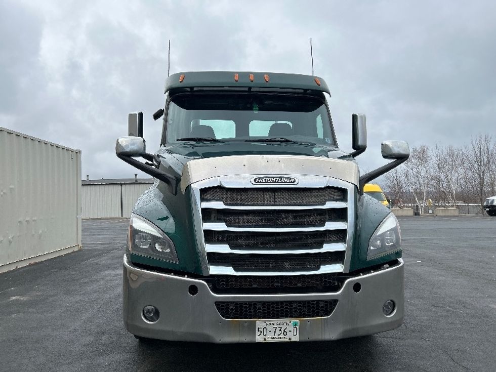 Day Cab Tractor-Heavy Duty Tractors-Freightliner-2019-T12664ST-Dartmouth-NS-386,750\n\t\tkm-$ 61,500 - Image 2