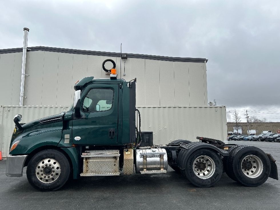 Day Cab Tractor-Heavy Duty Tractors-Freightliner-2019-T12664ST-Dartmouth-NS-386,750\n\t\tkm-$ 61,500 - Image 4