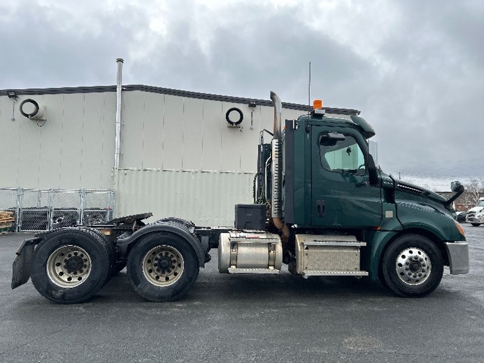 Day Cab Tractor-Heavy Duty Tractors-Freightliner-2019-T12664ST-Dartmouth-NS-386,750\n\t\tkm-$ 61,500 - Image 8