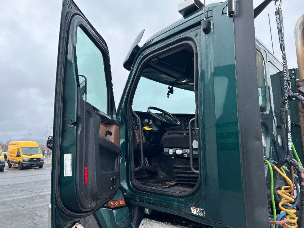 Day Cab Tractor-Heavy Duty Tractors-Freightliner-2019-T12664ST-Dartmouth-NS-386,750\n\t\tkm-$ 61,500 - Image 9