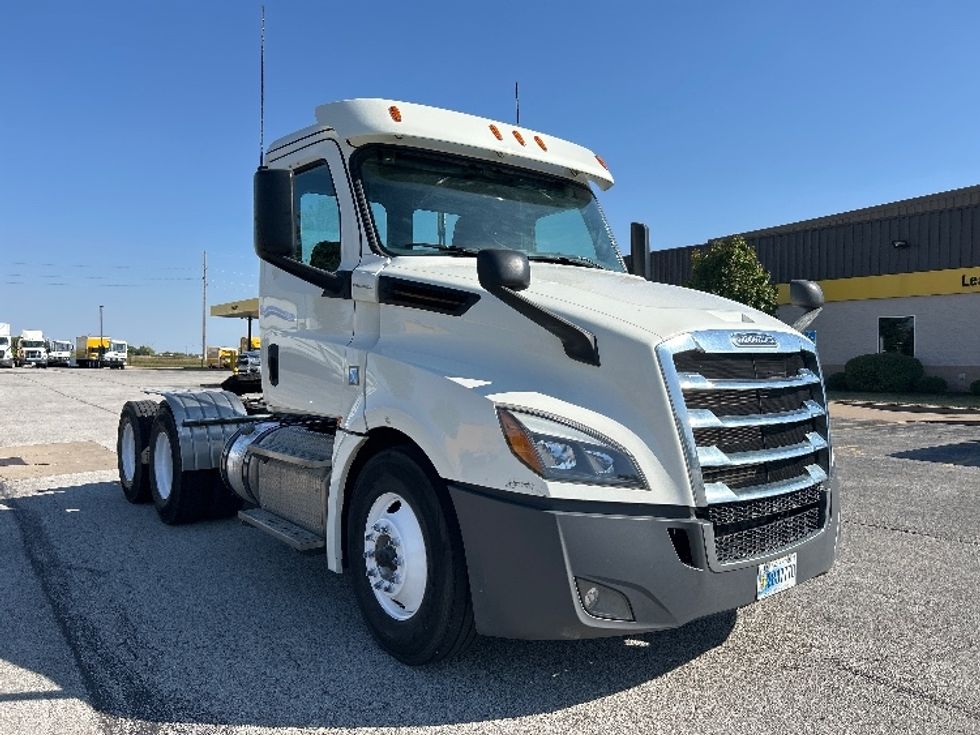 Day Cab Tractor-Heavy Duty Tractors-Freightliner-2019-T12664ST-Davenport-IA-167,668\n\t\tmiles-$ 56,000 - Image 1