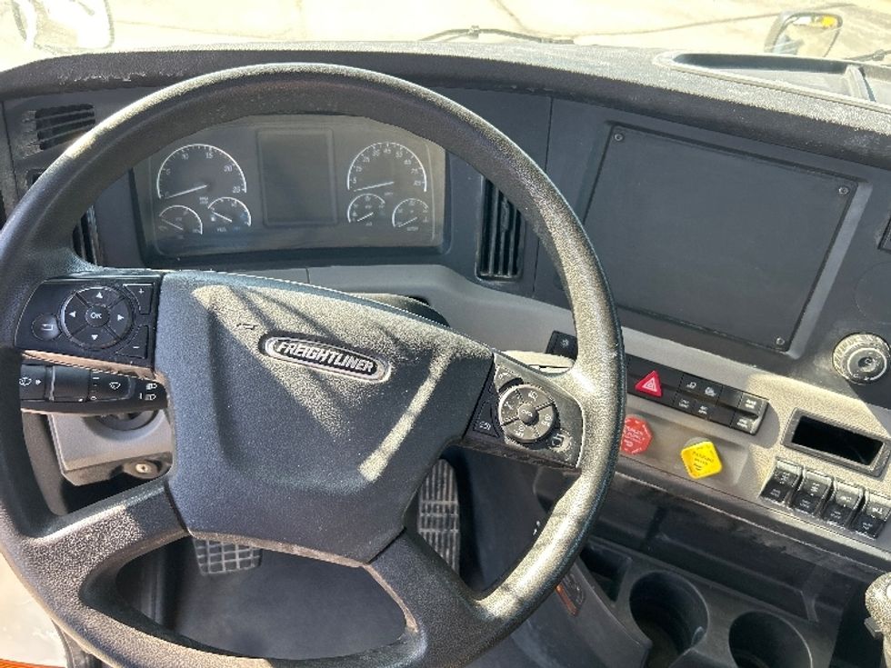 Day Cab Tractor-Heavy Duty Tractors-Freightliner-2019-T12664ST-Davenport-IA-167,668\n\t\tmiles-$ 56,000 - Image 11
