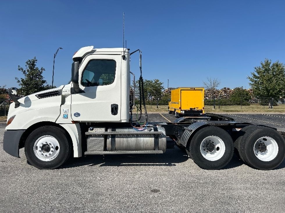 Day Cab Tractor-Heavy Duty Tractors-Freightliner-2019-T12664ST-Davenport-IA-167,668\n\t\tmiles-$ 56,000 - Image 4