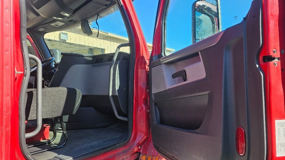 Day Cab Tractor-Heavy Duty Tractors-Freightliner-2019-T12664ST-Dayton-NJ-263,013\n\t\tmiles-$ 58,250 - Image 12