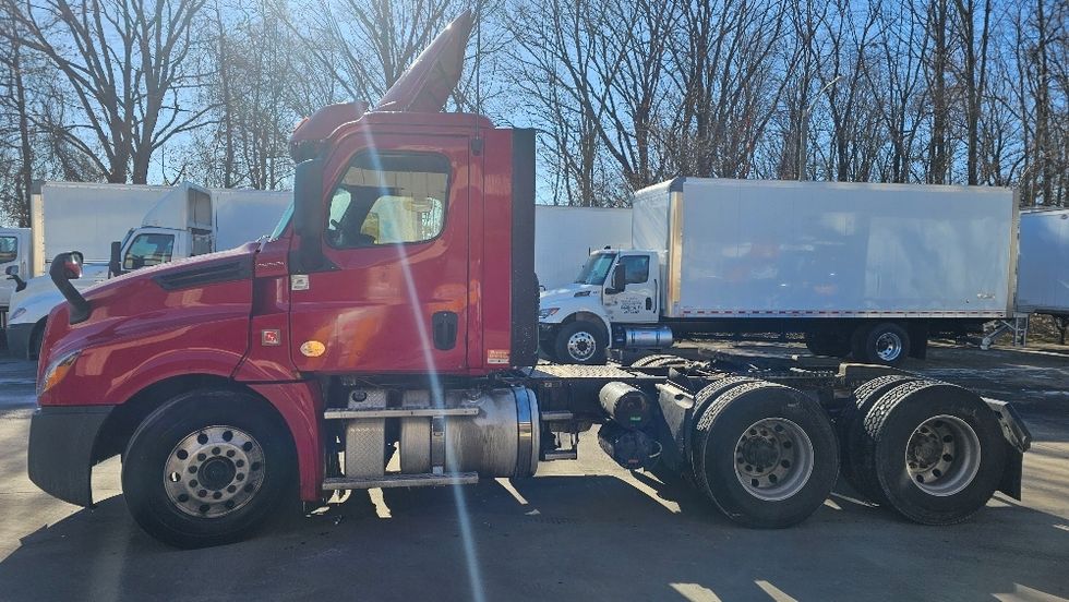 Day Cab Tractor-Heavy Duty Tractors-Freightliner-2019-T12664ST-Dayton-NJ-263,013\n\t\tmiles-$ 58,250 - Image 4