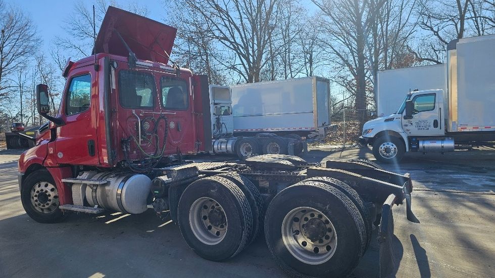 Day Cab Tractor-Heavy Duty Tractors-Freightliner-2019-T12664ST-Dayton-NJ-263,013\n\t\tmiles-$ 58,250 - Image 5