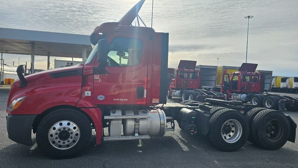 Day Cab Tractor-Heavy Duty Tractors-Freightliner-2019-T12664ST-Dayton-NJ-265,989\n\t\tmiles-$ 53,750 - Image 4