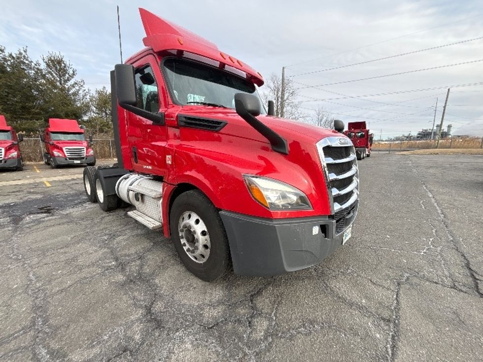 Day Cab Tractor-Heavy Duty Tractors-Freightliner-2019-T12664ST-Dayton-NJ-269,480\n\t\tmiles-$ 53,750 - Image 1