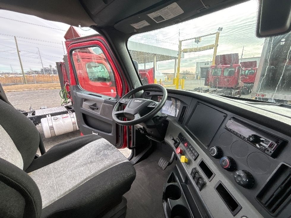Day Cab Tractor-Heavy Duty Tractors-Freightliner-2019-T12664ST-Dayton-NJ-269,480\n\t\tmiles-$ 53,750 - Image 14