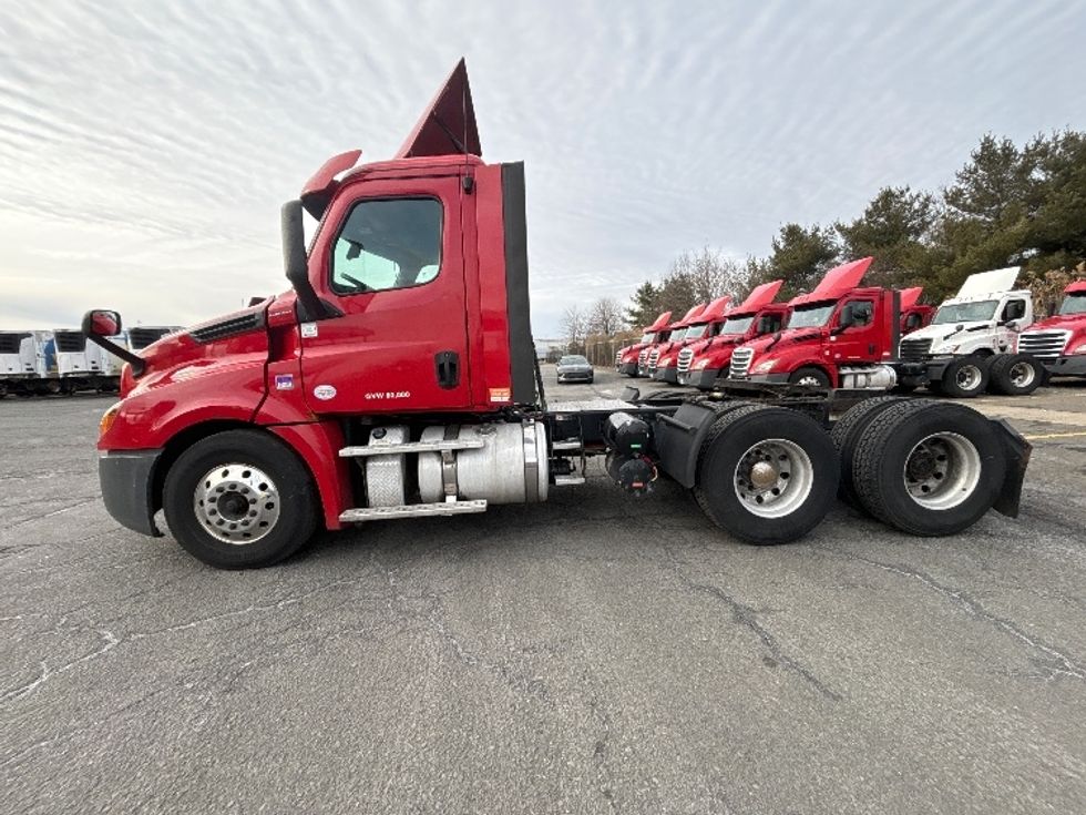 Day Cab Tractor-Heavy Duty Tractors-Freightliner-2019-T12664ST-Dayton-NJ-269,480\n\t\tmiles-$ 53,750 - Image 4