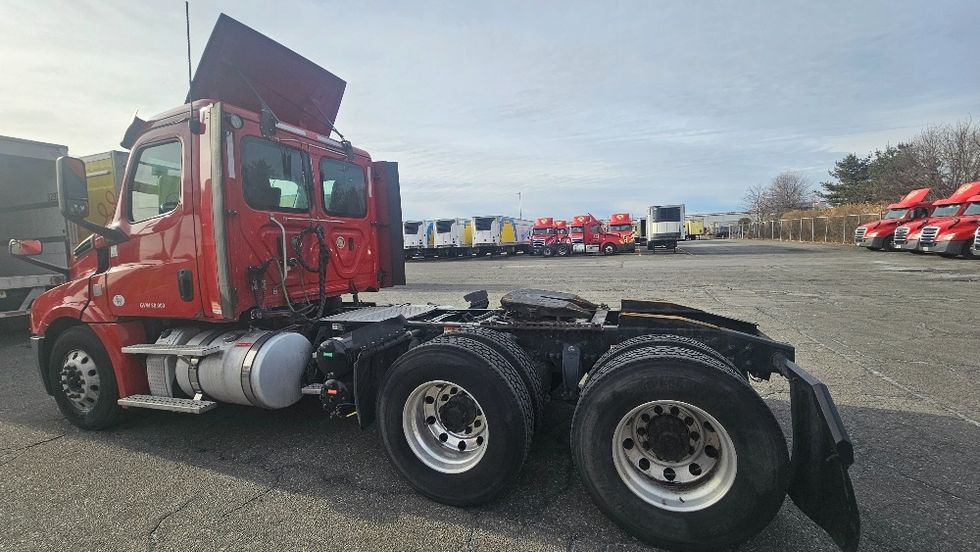 Day Cab Tractor-Heavy Duty Tractors-Freightliner-2019-T12664ST-Dayton-NJ-277,701\n\t\tmiles-$ 53,250 - Image 5
