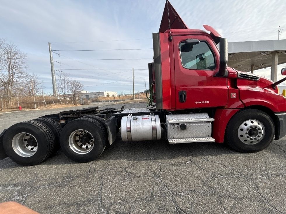 Day Cab Tractor-Heavy Duty Tractors-Freightliner-2019-T12664ST-Dayton-NJ-282,154\n\t\tmiles-$ 52,750 - Image 8