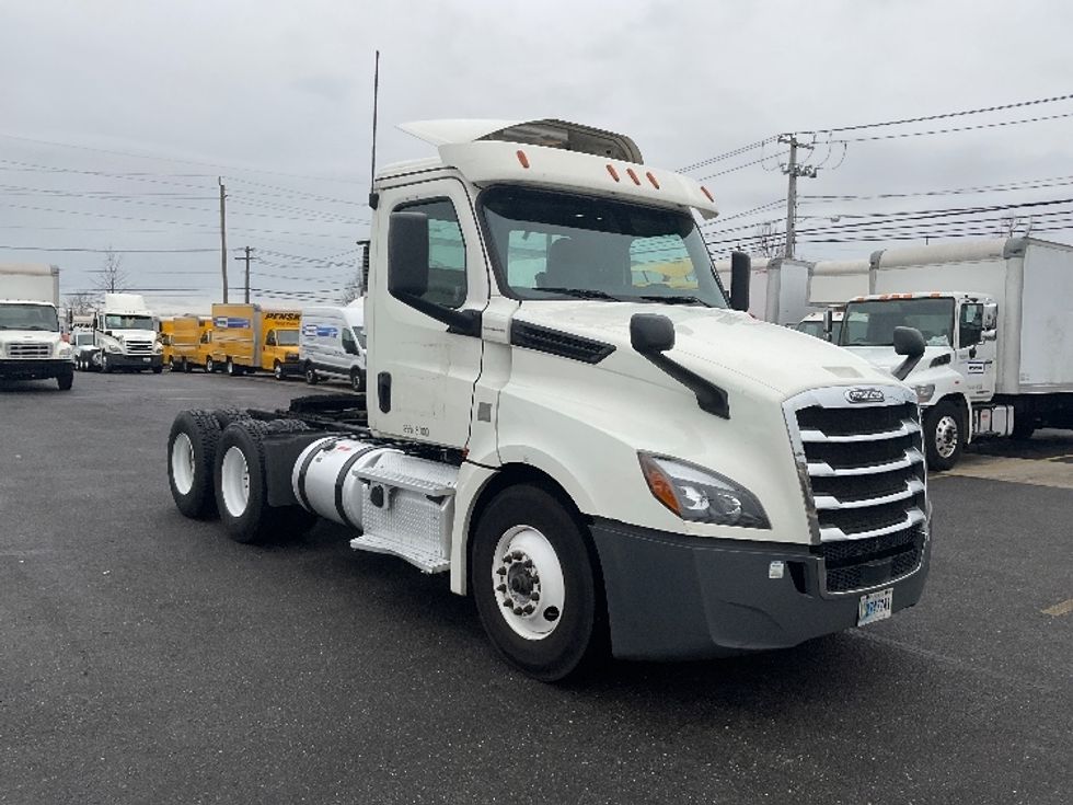 Day Cab Tractor-Heavy Duty Tractors-Freightliner-2019-T12664ST-Dayton-NJ-304,036\n\t\tmiles-$ 60,250 - Image 1