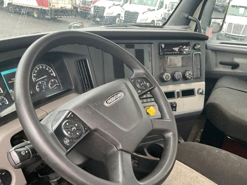 Day Cab Tractor-Heavy Duty Tractors-Freightliner-2019-T12664ST-Dayton-NJ-304,036\n\t\tmiles-$ 60,250 - Image 10