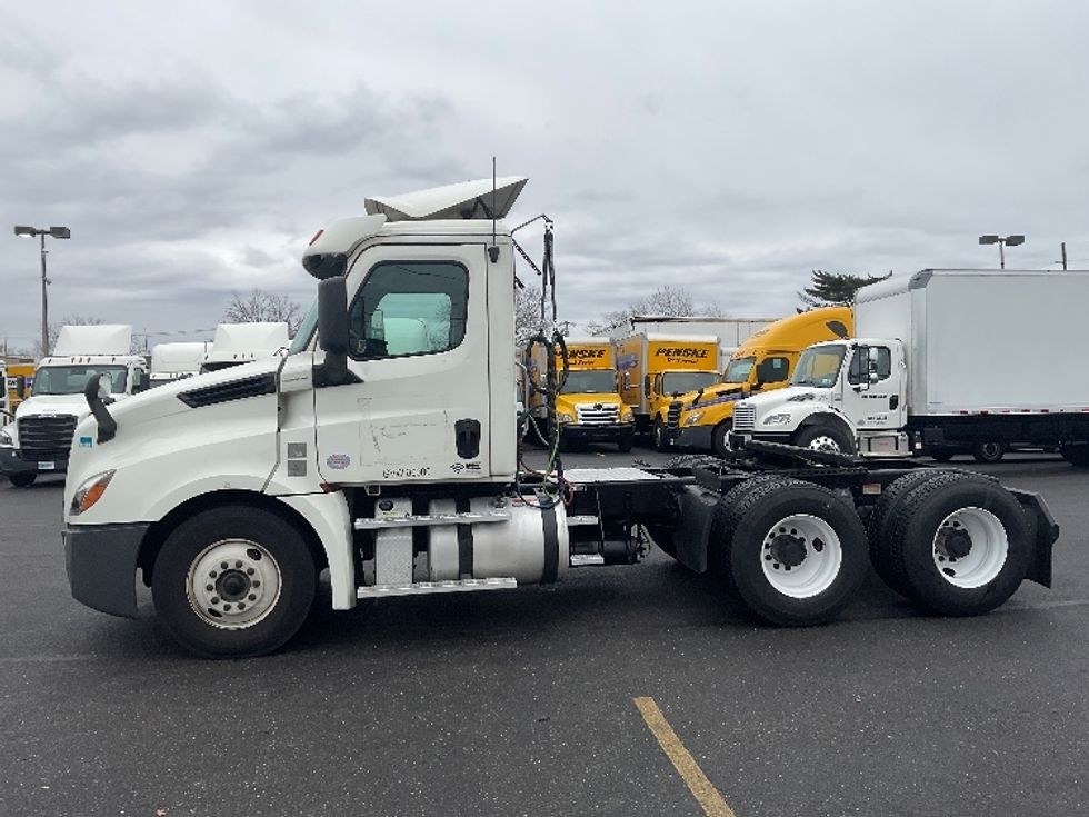 Day Cab Tractor-Heavy Duty Tractors-Freightliner-2019-T12664ST-Dayton-NJ-304,036\n\t\tmiles-$ 60,250 - Image 4