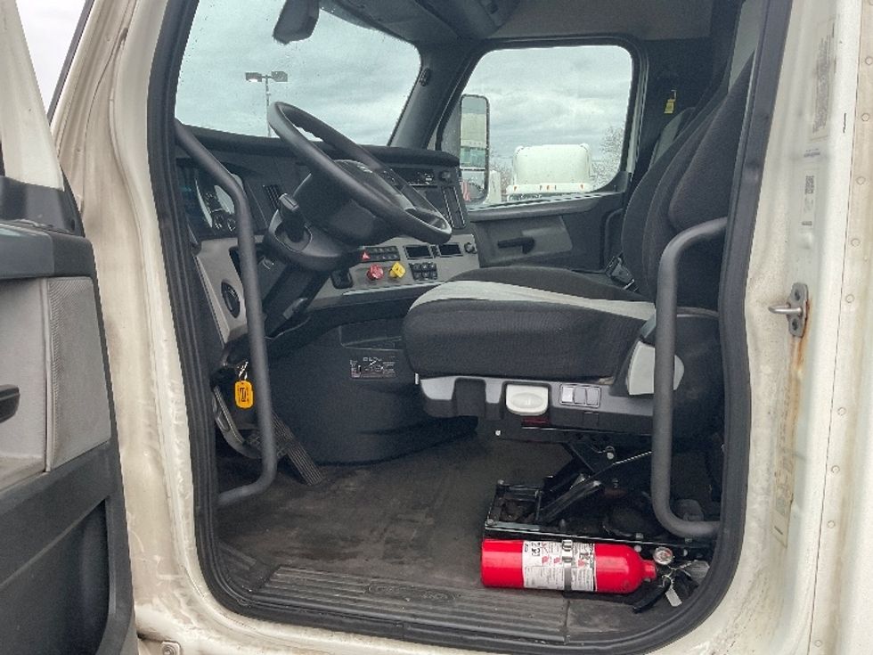 Day Cab Tractor-Heavy Duty Tractors-Freightliner-2019-T12664ST-Dayton-NJ-304,036\n\t\tmiles-$ 60,250 - Image 9